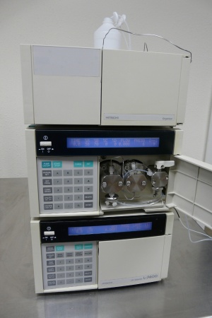 دستگاه دسته دوم کروماتوگرافی HPLC مدل Hitachi L-7400 HPLC System ساخت شرکت هیتاچی