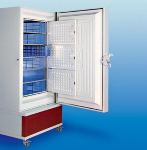 فریزر ایستاده حجم 500 لیتری 50- و 85- درجه سانتیگراد مدل 6485 ساخت شرکت GFL آلمان 