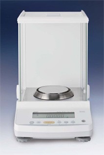 ترازوی 0.0001 گرم تا 220 گرم مدل A T X 224 ساخت کمپانی شیمادزو ژاپن 