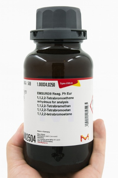 بطری قهوه‌ای تیره حاوی 1,1,2,2-تتربرومواتان مرک آلمان با برچسب سیگما آلدریچ و کد 1.00034.0250 روی پس‌زمینه سفید