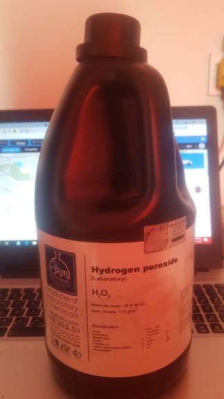 آب اکسیژنه 35% گرید Laboratory 2.5 لیتری پلی اتیلن کد 224.05.02500.02 ساخت شرکت دکتر مجللی