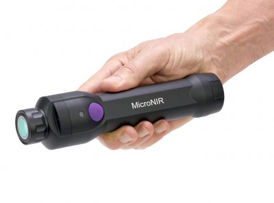MicroNIR دستگاه شناسایی بازیافت پلاستیک  ​  طیف‌سنجی فروسرخ نزدیک (NIRS) ابزار قدرتمندی است که برای شناسایی پلیمرها در تولید یا بعد از بازیافت استفاده می‌شود.