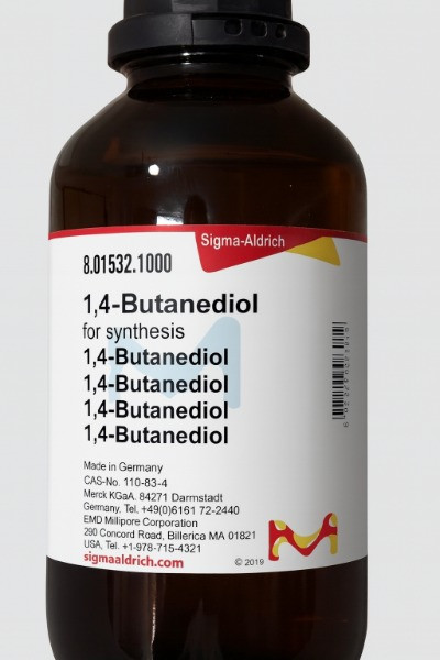 بطری قهوه‌ای آزمایشگاهی حاوی 1,4-Butanediol از برند Sigma-Aldrich با برچسب محصول شامل نام ماده، شماره کاتالوگ 8.01532.1000، اطلاعات شرکت مرک آلمان و لوگوی Merck روی پس‌زمینه سفید