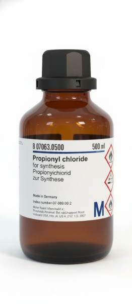 بطری قهوه‌ای حاوی پروپیونیل کلراید (Propionyl chloride) مرک آلمان، محلول ۵۰۰ میلی‌لیتری با درپوش مشکی، محصول خالص برای سنتز شیمیایی