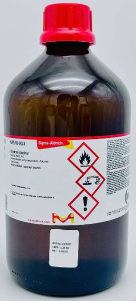 بطری شیمیایی 1 کیلویی Isoamyl Alcohol (الکل ایزوآمیل) از برند Sigma-Aldrich با لیبل واضح و علائم خطر حرفه‌ای، مناسب مصارف آزمایشگاهی