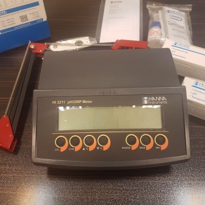 pH متر رومیزی مدل HI2211 هانا Hanna