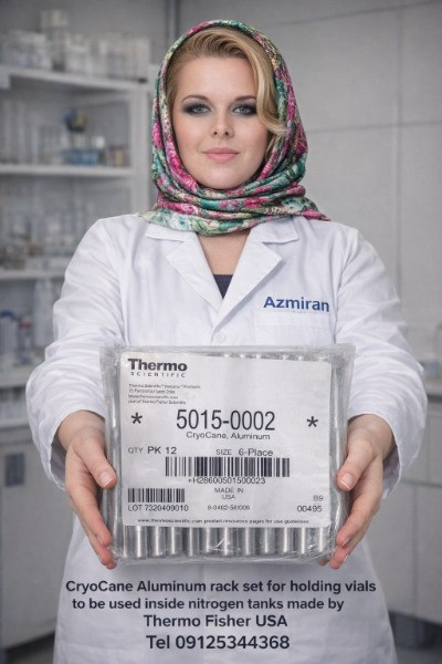 تصویر کرایوکین در اختیار مسئول آزمایشگاه ژنتیک 
