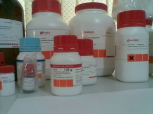 Aldrich Hydrocinnamic acid 135232 - 99% 100g هیدروسینامیک اسید 