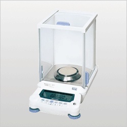 ترازوی آزمایشگاهی دقت یک ده هزارم 0.0001 گرم تا 220 گرم و دقت یکصد هزارم  0.00001 تا 82 گرم ساخت شرکت شیمادزو ژاپن 